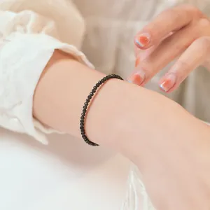 Elegantes minimalistisches 3mm facettiertes schwarzes Obsidian-Perlenarmband für Damen