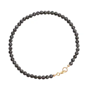 Elegantes 3mm Obsidian Perlenarmband mit facettiertem Schliff und vergoldetem Verschluss.