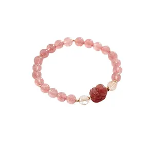 Pulsera de cuarzo fresa natural con dije de Pixiu tallado y detalles en oro de 14K