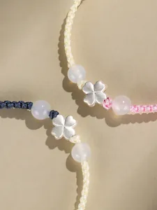 Détail macro du bracelet trèfle en argent 925 tissé à la main avec perles d'agate