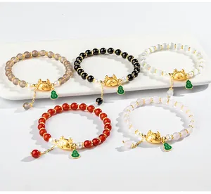 Gedetailleerd overzicht van vijf Chinese dierenriem draak kralenarmbanden in diverse kleuren.