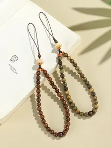 Vue détaillée de pendentifs en bois de santal avec motifs de fleurs de lotus et de nuages