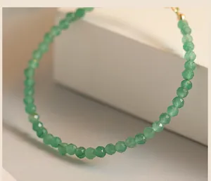 Nahaufnahme von 3mm facettierten grünen Aventurin-Jadestrandperlen an einem dünnen Armband