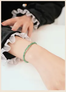 Nahaufnahme eines minimalistischen 3mm facettierten Aventurin-Jade-Armbands am Handgelenk