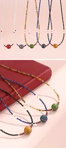 Detail van handgemaakte kralenkettingen met zoetwaterparels en decoratieve lakparels