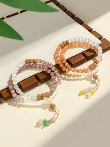 Vista detallada de elegantes pulseras de cuentas de doble capa con piedras de ojo de gato