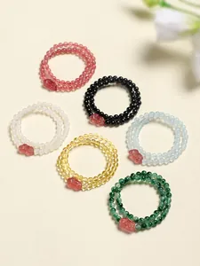 Vue détaillée de six couleurs de bracelets de perles en cristal naturel à double boucle.