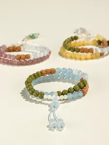 Vista detallada de pulseras de doble vuelta hechas a mano con ojo de gato y perlas
