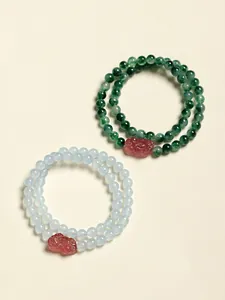 Vue détaillée de bracelets double tour en quartz fraise naturel avec breloques