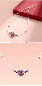 Detail van kralenketting met paarse lakparel en witte zoetwaterparels voor dames