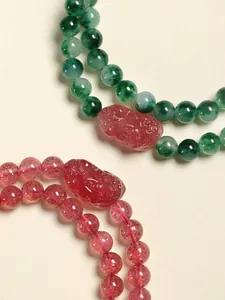 Vue détaillée des bracelets en cristal de fraise naturel et perles de jade vert pour femme