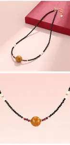 Detailopname van Chinese stijl ketting met zwart kristal, zoetwaterparels en lakparel