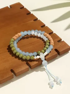 Vista detallada de la pulsera de cuentas de doble vuelta con sándalo y ojos de gato.