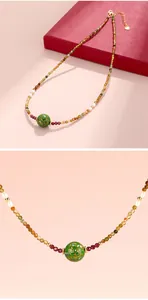 Detailopname van Chinese stijl ketting met groene lakparel en zoetwaterparels