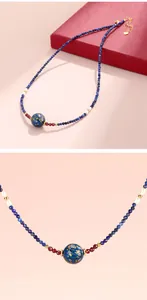Gedetailleerde macro-opname van 925 zilveren ketting met blauwe lakparel en parels