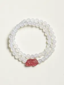 Détail d'un bracelet double rang en agate blanche naturelle avec cristal de fraise.