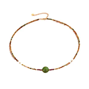 Elegante kralenketting in nieuwe Chinese stijl met groene lakparel en kristallen.