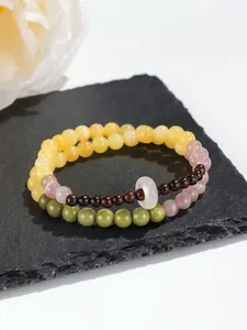 Primer plano detallado de una pulsera de doble capa con piedras Alashan y madera