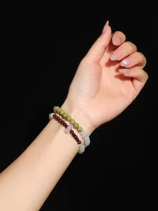 Vista detallada de una elegante pulsera de jade Alashan y madera de sándalo al pulso