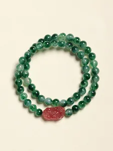 Vue détaillée d'un bracelet double rang avec perles vertes et quartz fraise