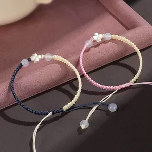 Deux bracelets trèfle en argent 925 tissés à la main avec perles d'agate sur plateau de velours