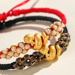 Bracelet tressé à la main pour l'année du serpent avec des breloques dorées rouge et noir