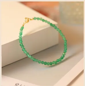 Nahaufnahme der 3mm facettierten grünen Aventurin-Perlen an einem zarten goldenen Armband