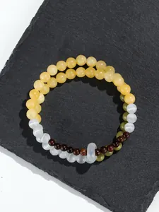 Vista detallada de pulsera de doble hilera con cuentas de ojo de gato y sándalo