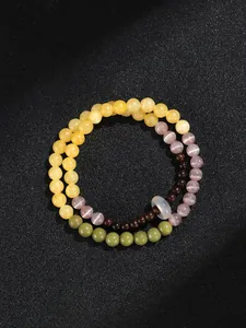 Vista detallada de pulsera de doble vuelta con cuentas de ojo de gato y sándalo