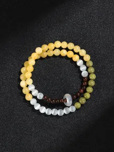 Primer plano de pulsera de cuentas de doble hebra con ojo de gato sobre fondo negro