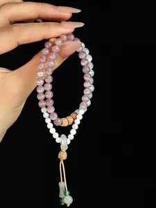 Primer plano de pulsera de doble vuelta con ojo de gato rosa y calcedonia
