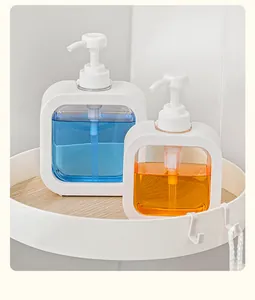 Distributeurs de savon rechargeables de style japonais sur une étagère de coin blanche.