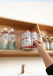 Caja de almacenamiento transparente con asa extraída de un estante de cocina de madera