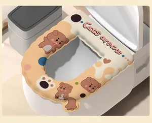 Detailansicht eines weichen, wasserdichten Cartoon-WC-Sitzbezugs mit Bärendruck