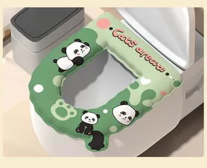 Detailansicht eines grünen wasserdichten Toilettensitzbezugs mit niedlichem Pandamuster.