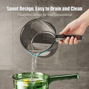 Cazo de agua de plástico transparente con mango largo y boquilla para cocina, vertiendo agua