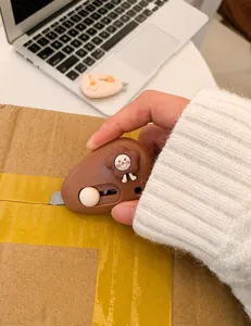 Mini taglierino marrone con un simpatico personaggio animato che apre un pacco