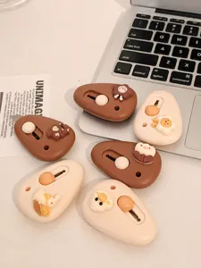 Collezione di mini taglierini a cartone animato in vari colori su una scrivania ufficio