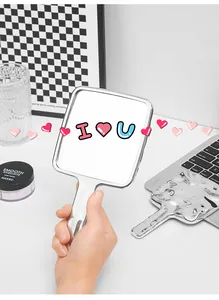 Eleganter silberner Hand-Make-up-Spiegel mit dekorativem I Love You Herzmuster auf der Oberfläche