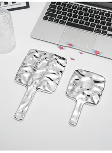 Detailansicht eleganter silberner Make-up-Handspiegel in zwei verschiedenen Größen.