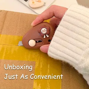 Braunes Mini-Cuttermesser in Kieselsteinform mit süßer Cartoon-Blume zum Auspacken von Paketen
