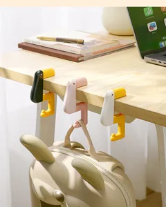 Detail von tragbaren, entenförmigen Drehhaken zum Aufhängen eines Rucksacks am Tisch.