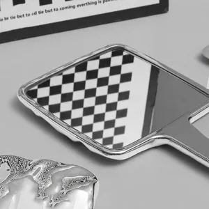 Minimalistischer quadratischer Handspiegel mit Silberrahmen und HD-Oberfläche