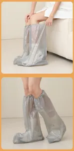 Vista detallada de cubrezapatos impermeables de PE desechables en modelo
