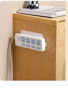 Detail der bohrfreien Wandhalterung, die eine Steckdosenleiste an einem Schrank befestigt