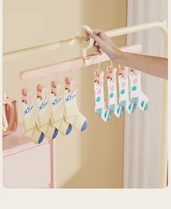 Detailansicht rosa faltbarer Reise-Kleiderbügel mit 8 Klammern für Socken