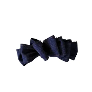 Elegante accessorio per capelli in denim blu scuro con cuciture a contrasto per donne