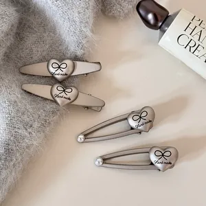 Pinza para el Cabello de Aleación de Plata Mate Minimalista Coreana con Lazo de Corazón para Mujer Clip de Flequillo Lateral de Perla