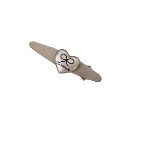 Elegante pinza para el cabello plateada con diseño de corazón y lazo para el flequillo