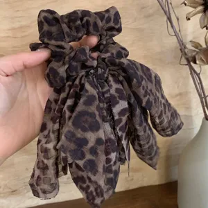 Chouchou vintage élégant avec motif léopard et nœud pour des coiffures stylées